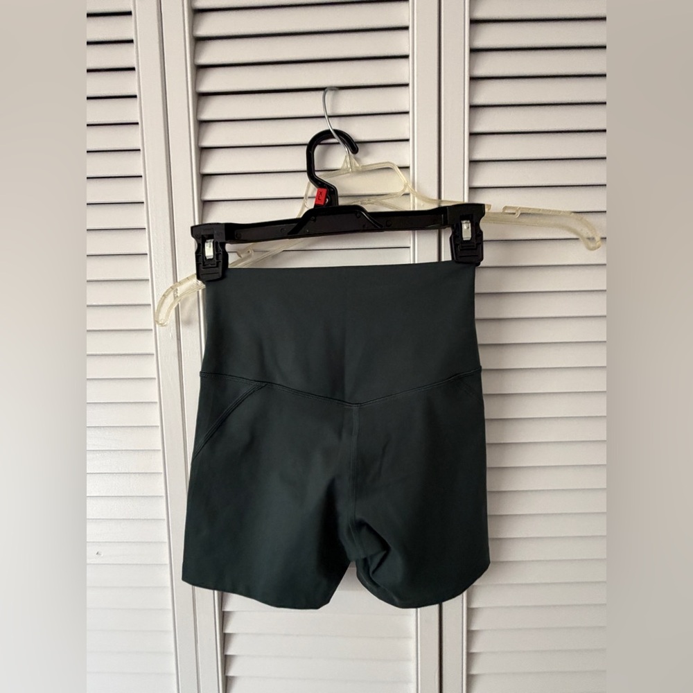 Girlfriend Collective Biker Shorts - Picture 4 of 4